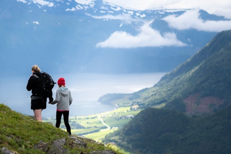 FJELLTUR: Mor og datter på vei opp Lerheimskollen. Foto: Sara Mauritzen 