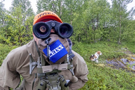 Øyet som ser: Kikkerten er bare et redskap for å se bedre. Den skal helst hvile på en god støtte, og så skal øynene jobbe. Først nært, fra side til side, og så lengre ut. Jeger observerer vilt i kikkert