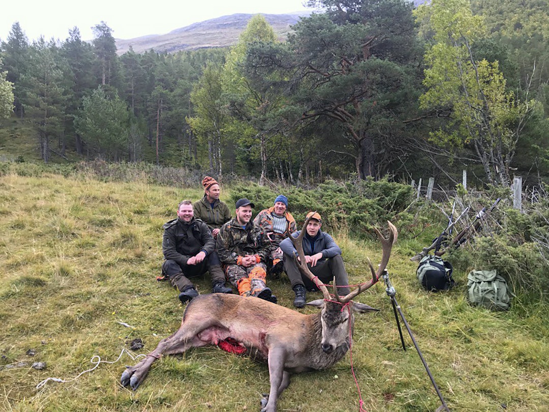 Fornøyd jaktlag: Det første året på valdet så jegerne mye bukk. Hans Bårdløkken var den heldige jegeren som felte kronhjorten i bjørkeskogen øverste i lia. Her er resten av gjengen med Erik Steinehaugen (t.v), Øystein Lien, Anders Knutrud og Sverre Mosebakken sammen med Bårdløkken. (Foto: Privat)