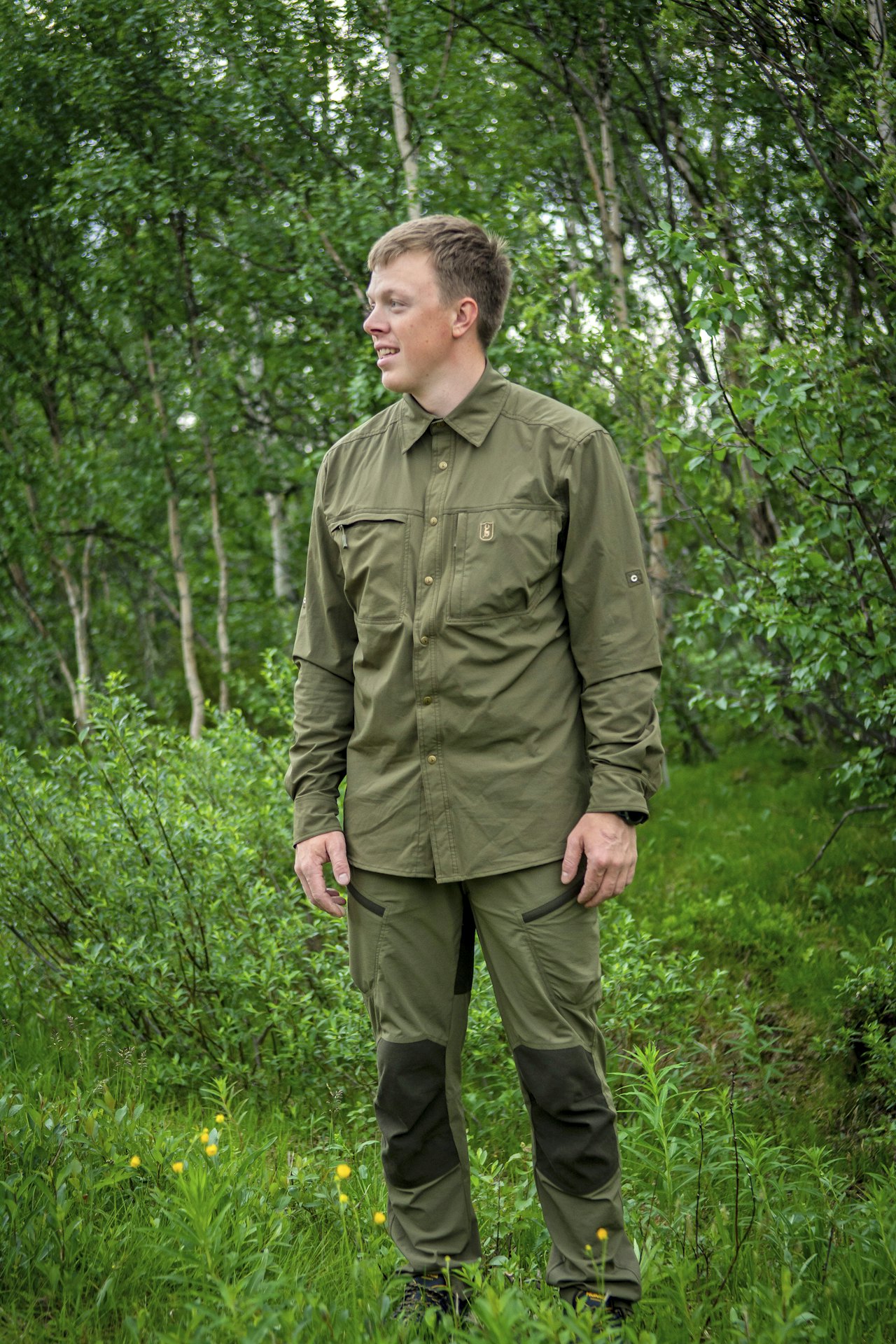 MYGGBESKYTTELSE: Deerhunter Anti-Insect holder myggen unna, men vi hadde gjerne sett ei hette for å skjerme hodet like mye. Jeger ikledd Deerhunter Anti-Insect jaktdress med myggbeskyttelse