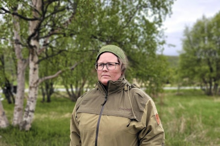 Har mye, mangler litt: Dovrefjell Jeger'n anorakk er en jaktanorakk som «gjør jobben», men har litt forbedringspotensial. Dame ikledd Dovrefjell Jegern jaktanorakk