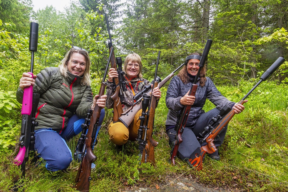 Tre kvinnelige jegere tester rifler for damer