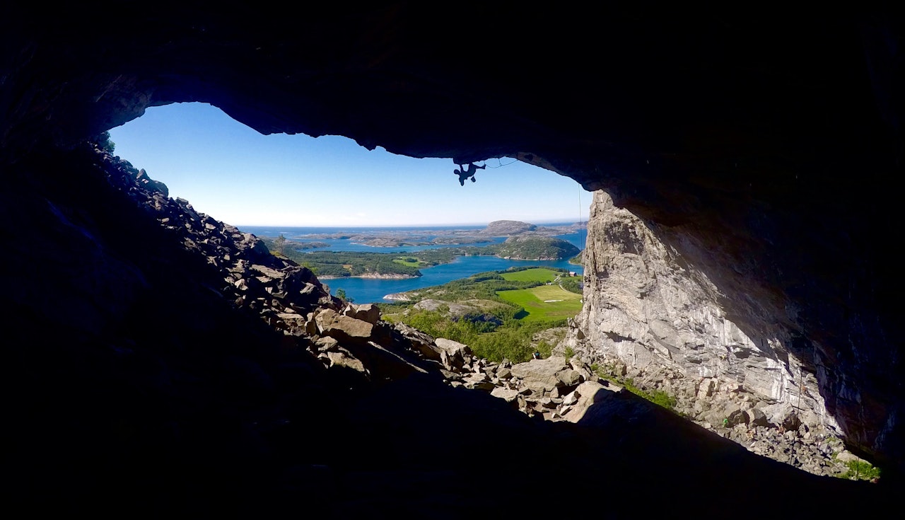 FLATANGER: Ukjent klatrer på bratte ruta Valkyrie 8c. Foto: Tina J. Hafsaas FLATANGER: Ukjent klatrer på bratte ruta Valkyrie 8c. Foto: Tina J. Hafsaas