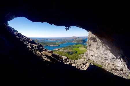 FLATANGER: Ukjent klatrer på bratte ruta Valkyrie 8c. Foto: Tina J. Hafsaas