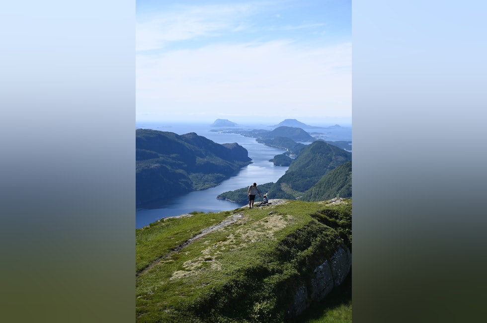 MOTIVERENDE ORD: En pappa motiverer sønnen sin til å gå videre på fjelltur til Strandanipa i Sogn og Fjordane. Foto: Aleksandra Kirko