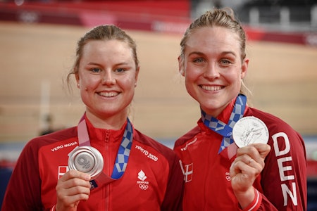 BLIR LAGVENNINNER: Amalie Dideriksen og Julie Leth tok sølv på madison-øvelsen på bane under OL i Tokyo. Nå blir de lagvenninner i Uno-X Pro Cycling. Foto: Cor Vos