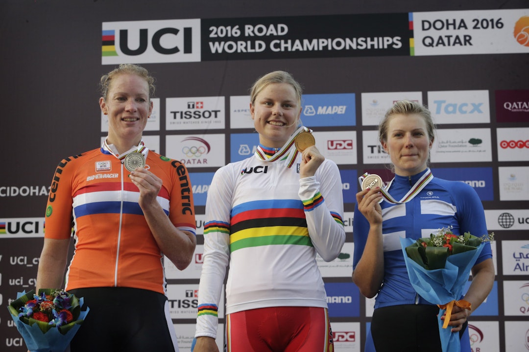 VERDENSMESTER: Amalie Dideriksen ble verdensmester i Doha i 2016, foran Kirsten Wild og Lotta Henttala. Foto: Cor Vos