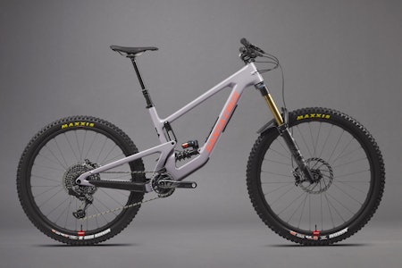 NY: Santa Cruz Nomad er en skikkelig grov stisykkel laget for krevende utforkjøringer. Foto: Santa Cruz.  santa cruz nomad 2022
