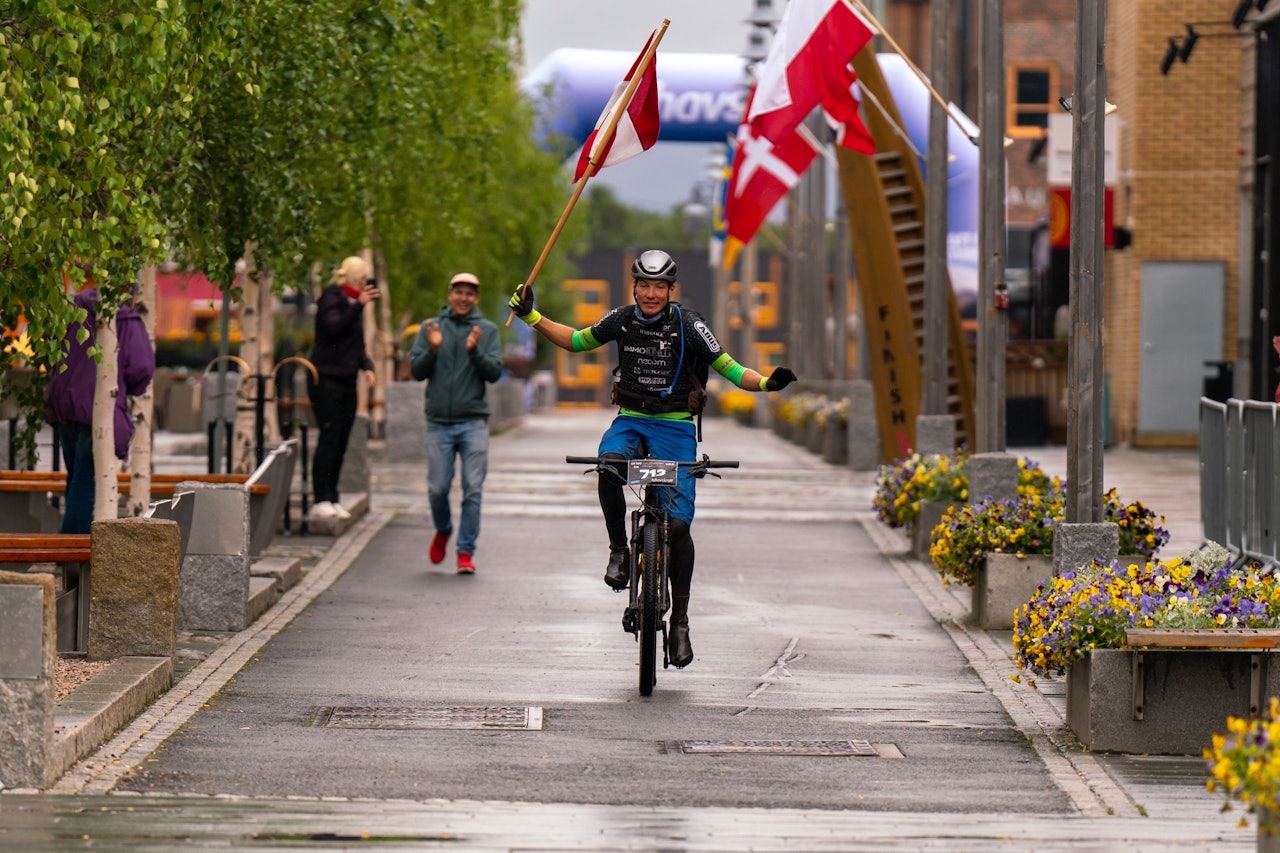 VANT: Lukas Kaufmann kommer til mål i Alta som vinner av Offroad Finnmark 2022. Foto: Anders Abrahamsen/Offroad Finnmark