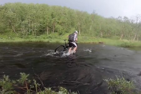 HELT NORMALT: Skal du sykle kanskje det mest ekstreme terrengsykkelrittet i verden, må du regne med opptil flere elvekryssinger. Foto: Erik Ramstad. offroad finnmark 700