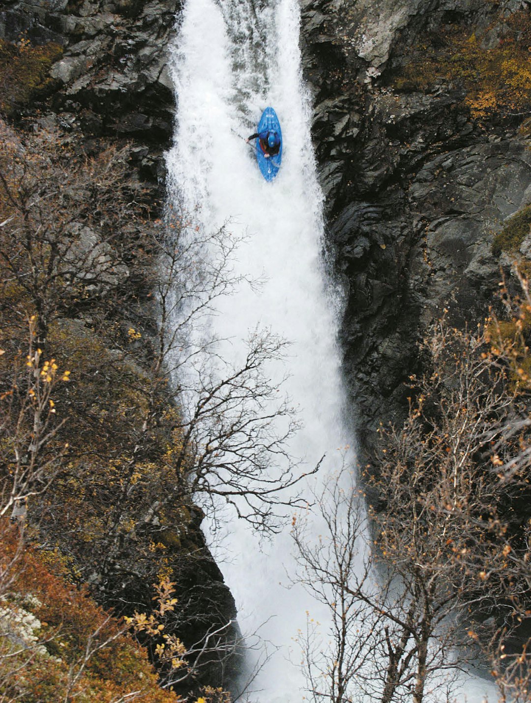 SMÅDØLA: Her er Martin Vollen på vei utfor Smådøla, som i 2006 var en av de høyeste droppene som er padlet i Norge. Foto: Jon Kristen Garmo Smådøla i Lom.