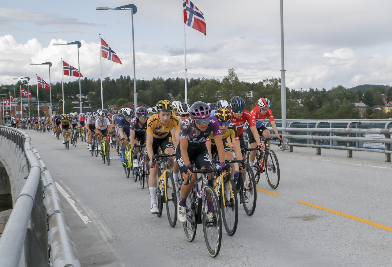 PROFFELTET INNTAR NORGE: Her er feltet på den tredje etappen av Ladies Tour of Norway i fjor. Fra og med 2022 heter rittet Tour of Scandianvia og går i både Norge, Danmark og Sverige. Foto: Cor Vos