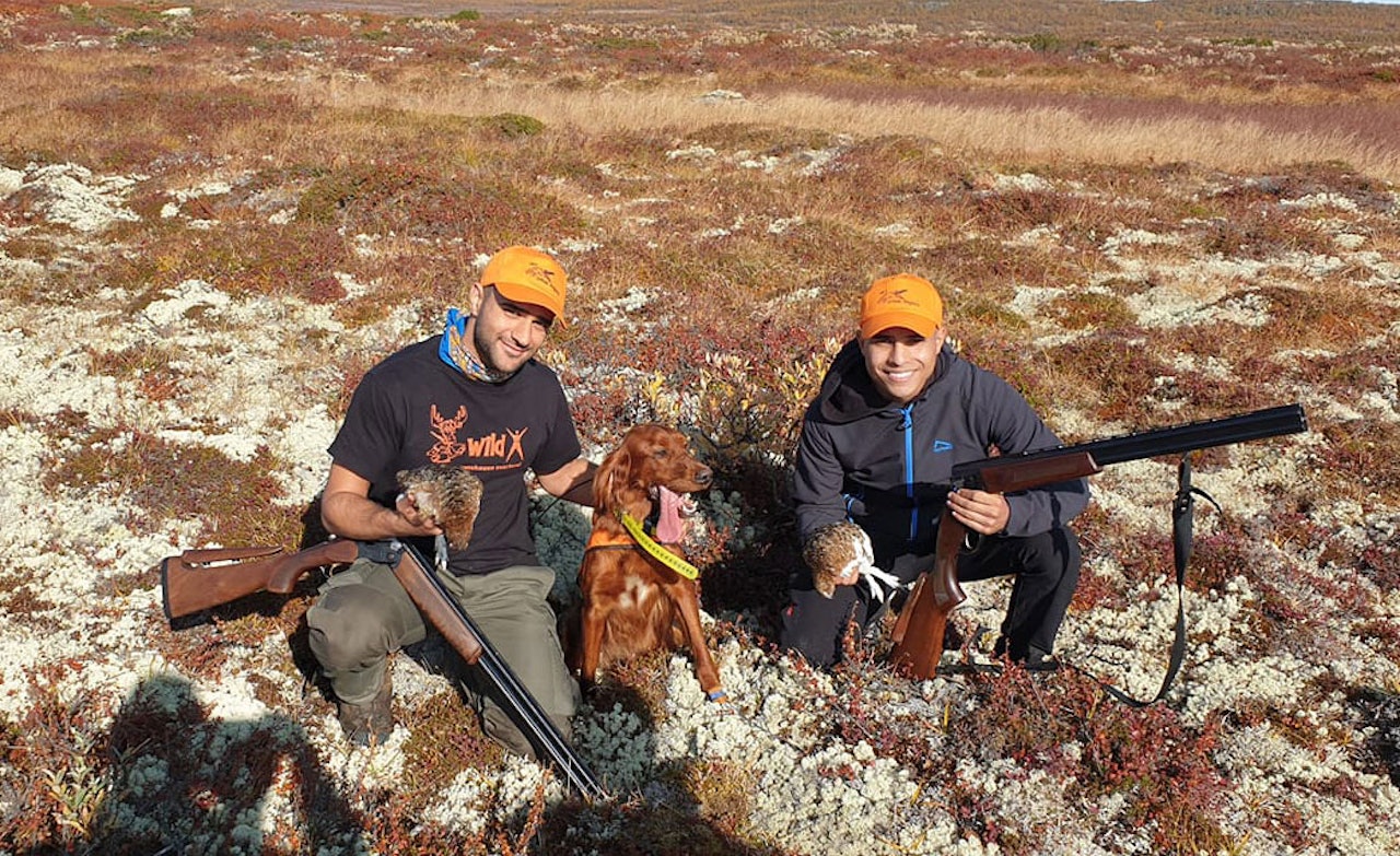 Ali og Amir fra Wild X under en vellykka dag på rypejakt. (Foto: Wild X) To flerkulturelle jegere fra Wild X med fuglehund og felte ryper.