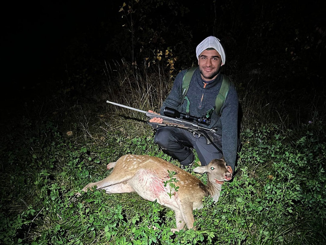 Ali Abdullah tok over som daglig leder for Wild X i 2020. (Foto: Wild X) Ali Abdullah, flerkulturell jeger og daglig leder for Wild X med felt dådyr.