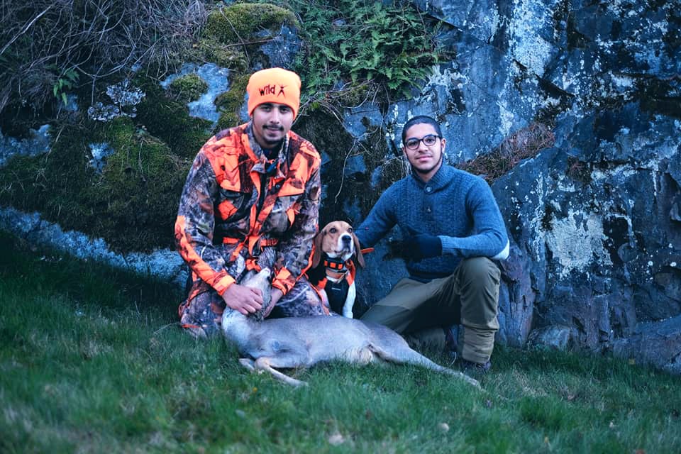 Wild X har tilgang til rådyrjakt, blant anna på Gråøya i Oslofjorden. Her er Riad og Ayman på fallet etter fullklaff for bikkja. (Foto: Wild X). To flerkulturelle jegere fra Wild X med rådyrhund og felt rådyr.