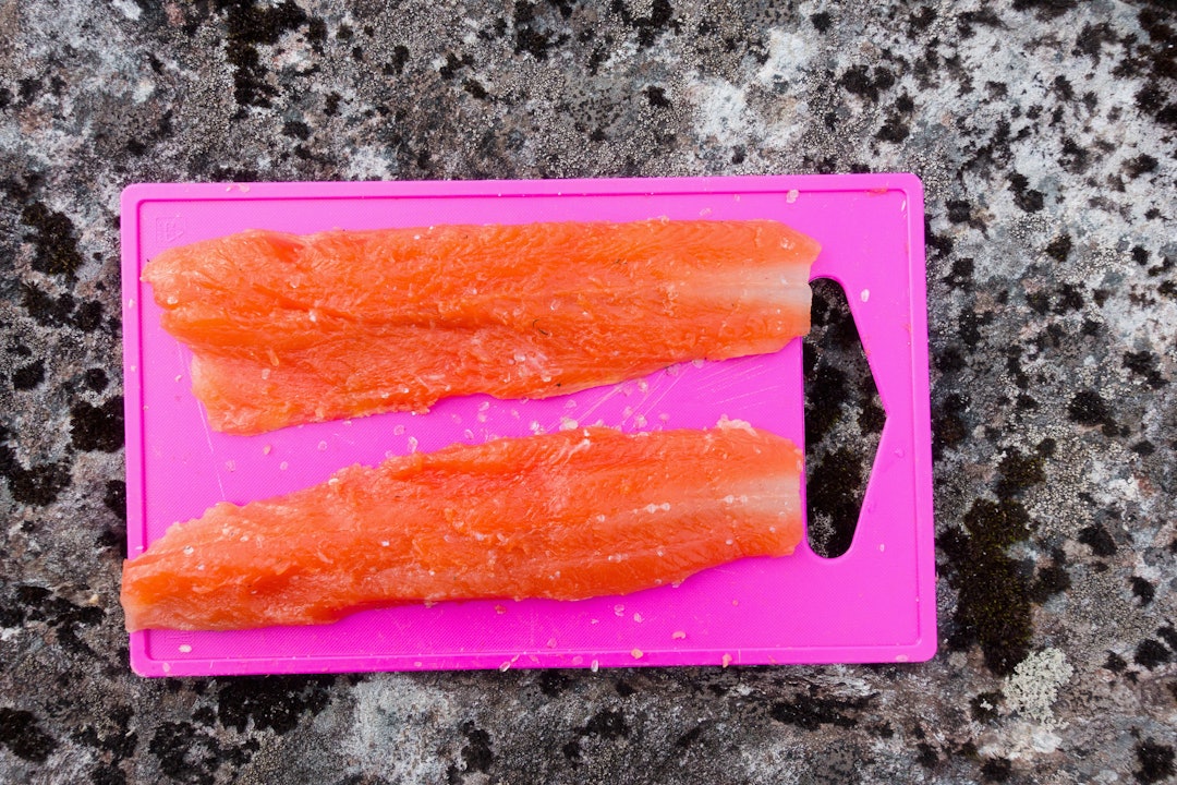 RØD OG DELIKAT: Når ørreten spiser krepsdyr, blir kjøttet farget rødt. Krepsdyrene tilfører også god smak. Foto Jon Olav Larsen fjellørret filet