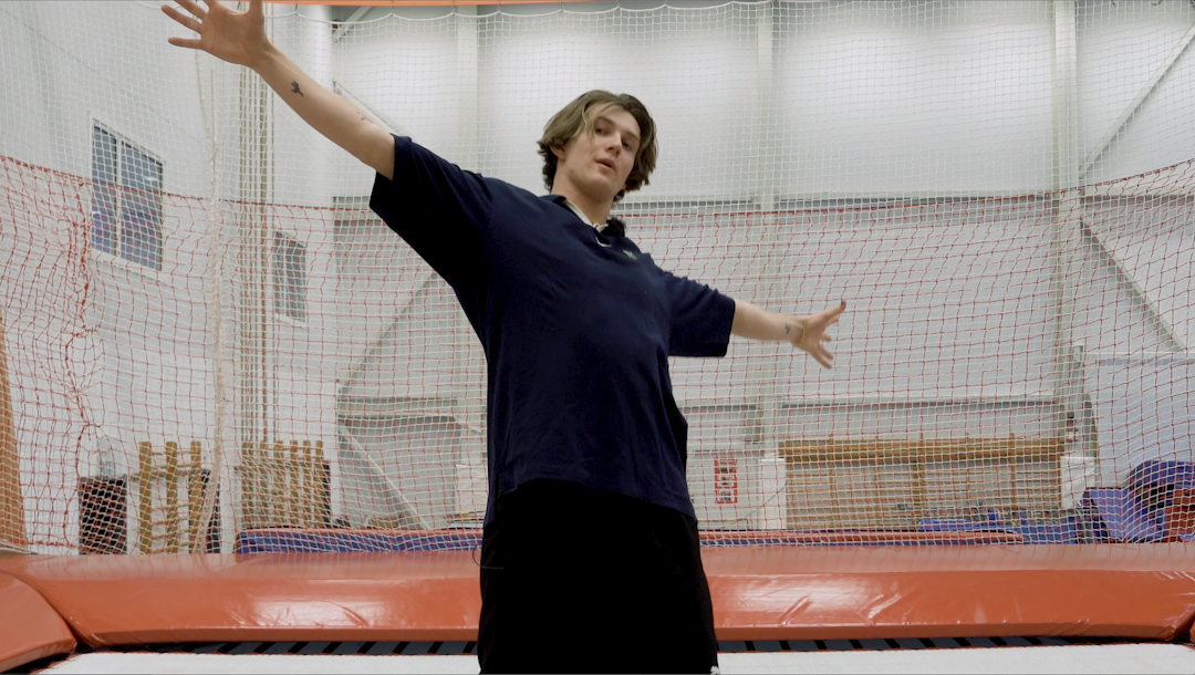 Begge armer skal ligge på linje og være åpne i det du tar av for å skape moment. Begge armer skal ligge på linje og være åpne i det du tar av for å skape moment.