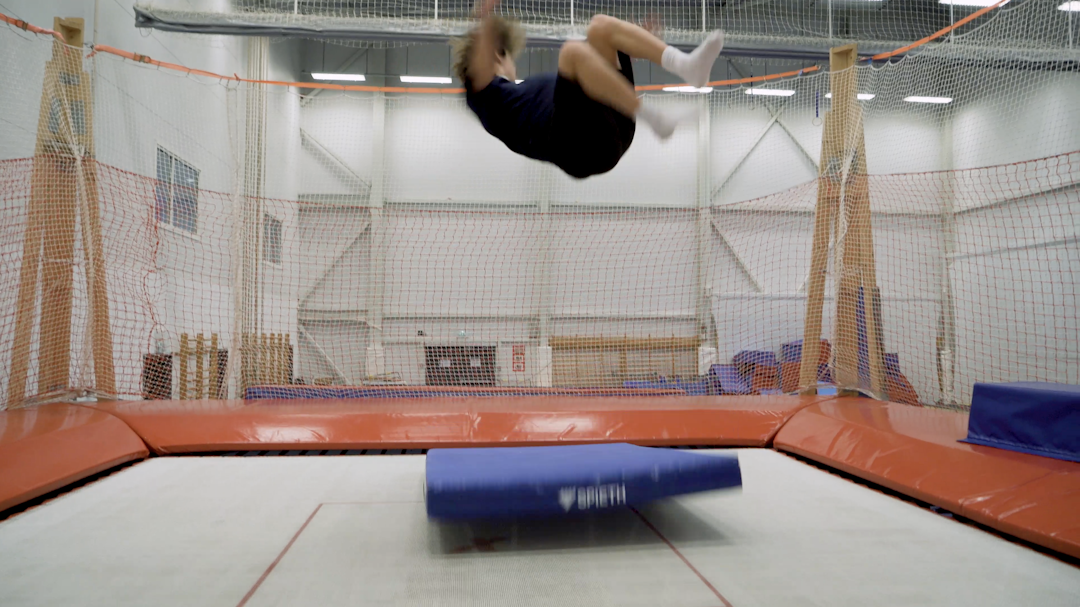 Bruk gjerne en madrass når du trener, for å få litt mykere landinger. Bruk gjerne en madrass når du trener, for å få litt mykere landinger.