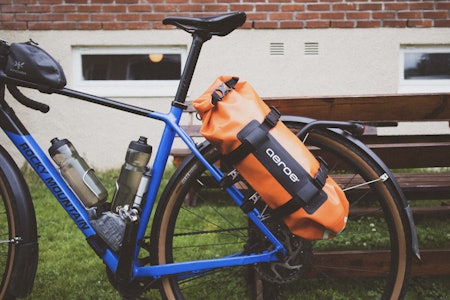 GOD PLASS: Aeroe sitt bikepacking-kit gir deg gode muligheter for å ta med bagasje på sykkeltur. Foto: Kristoffer H. Kippernes. test aeroe bikepacking vesker stativ