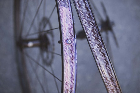 SLANGELØST SÅ KLART: Hjulene er klargjort for slangeløs sykling. Test av CHS 29 light 27 ritthjul. Foto: Kristoffer H. Kippernes