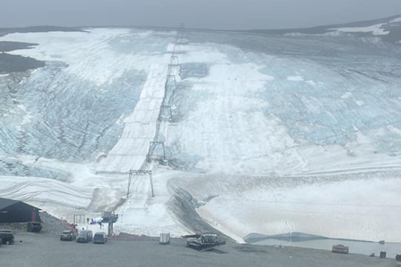 JUVASS: Slik ser det ut på Galdhøpiggen sommerskisenter nå. Foto: Per Arne Vole Gladhøpiggen sommerskisenter.