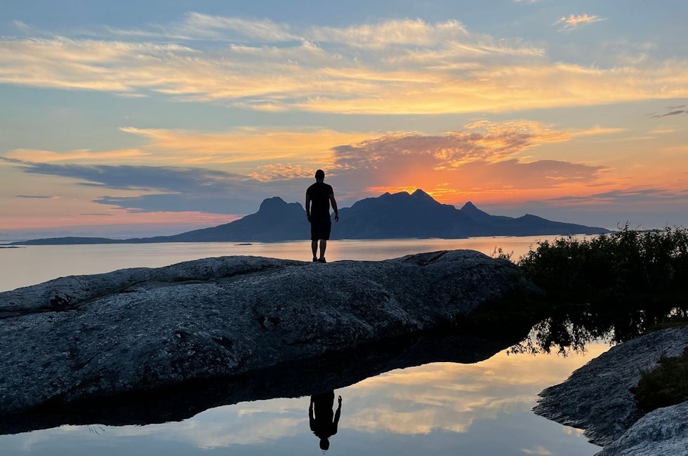MIDNATTSSOL: Manfred har på Bestefarvarden (144 moh.) i midnattssola. Foto: Manfred Lendl