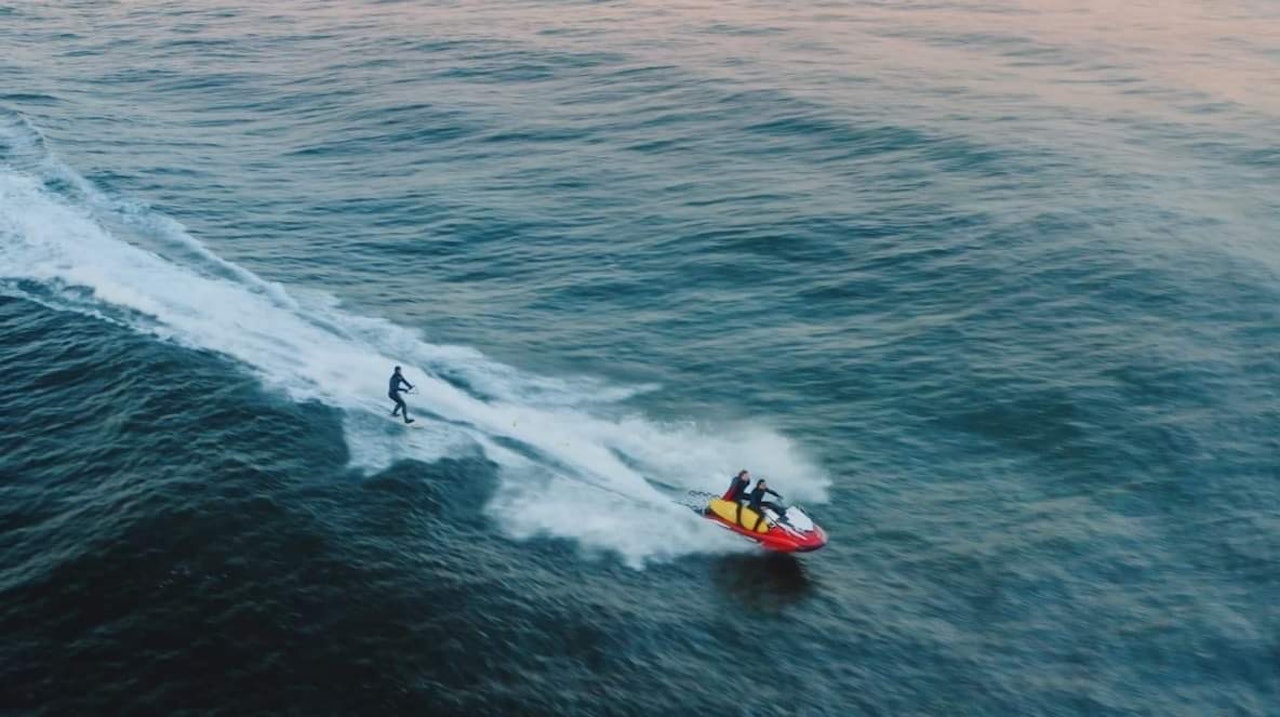 TOW-IN Surf på Bore Surf Senter.