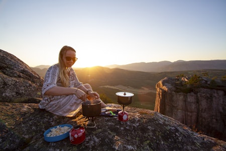 MIDDAGSTID: Silje Holmelid har fine kjøkkenfasiliteter. Men til irritasjon for de andre på samme sted og til samme tid. Foto: Rolv-Erik Berge matlaging ute