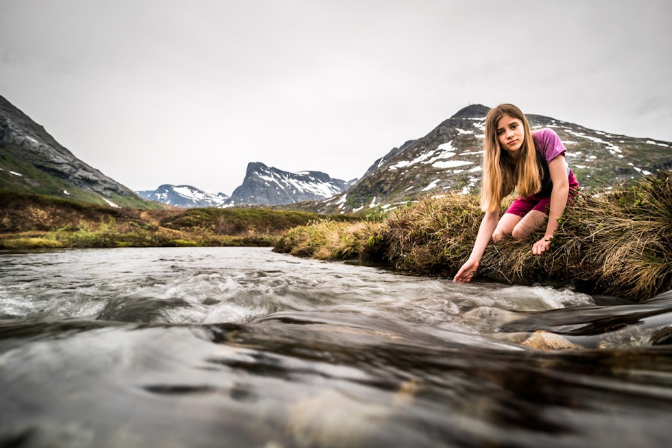 På en varm sommerdag i fjellet er en kortermet ulltrøye et kjærkomment plagg. Foto: Fjordlapse Photography