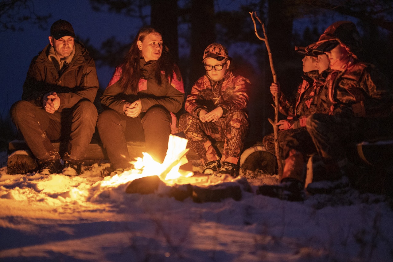 Jakt for alle penga: Budsjettet for jaktdresser er nok noe høyere enn hos de fleste for familien Gransjøen Pettersen. Frode og Ruth deler felles jaktinteresse med Mattis (11) og trillingene Jørgen, Sindre og Marius (9). Jegere rundt bålet