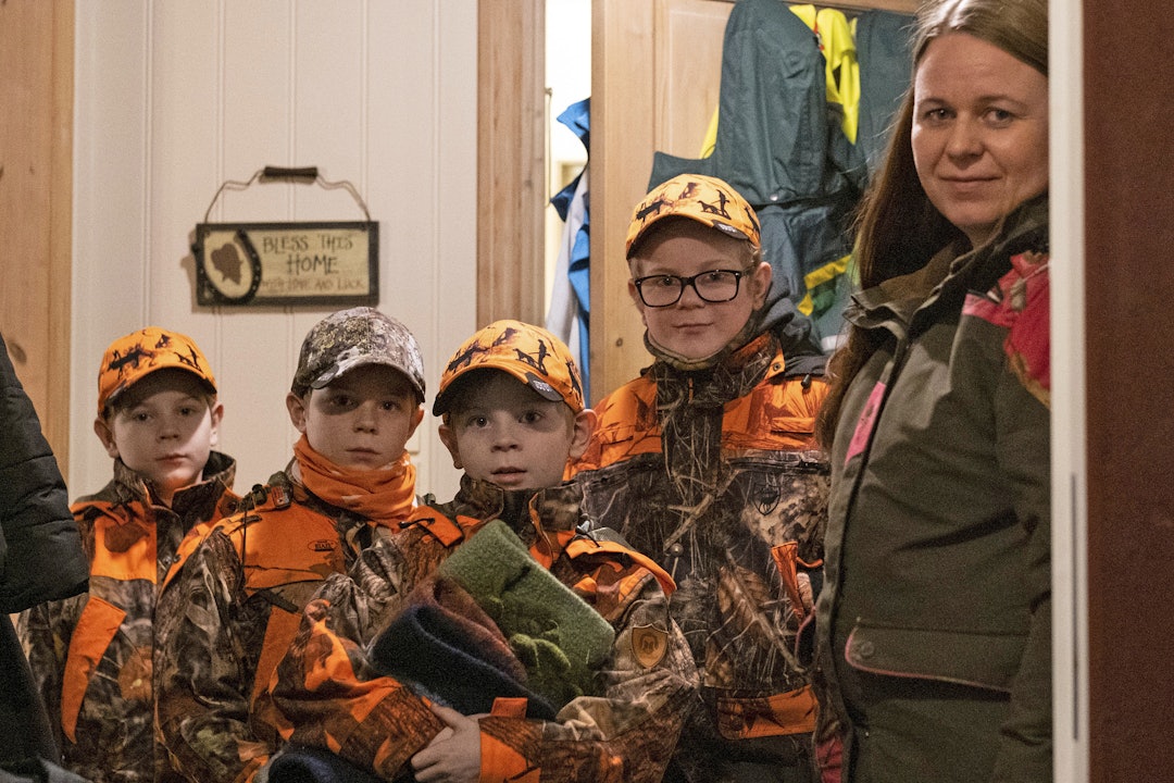 Alltid klar for uteliv: Familien Gransjøen Pettersen er ikke vond å be ut på bålbilde, selv om det snør og blåser. Barn iført jaktdreser