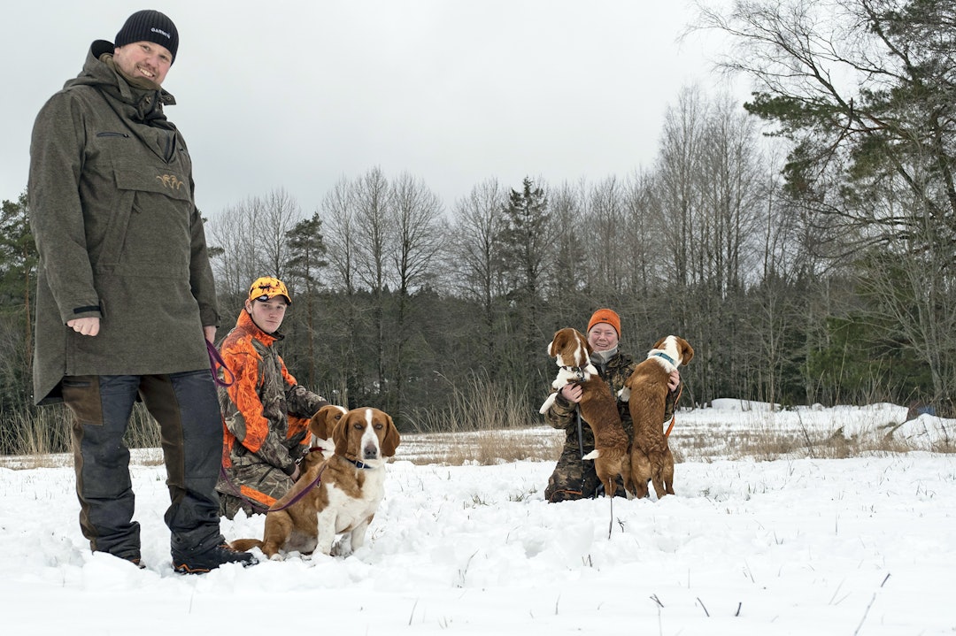 Drever-familien: Kim, Aleksander og Linn Marie Johnsen har blitt hekta på jakt, men det var faktisk den yngre garde som først tok jegerprøven. Jegere med jakthunder