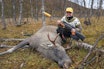 Det er først etter jegerprøven er bestått at den virkelige moroa begynner! kvinnelig jeger med rifle og første felt elg etter bestått jegerprøve