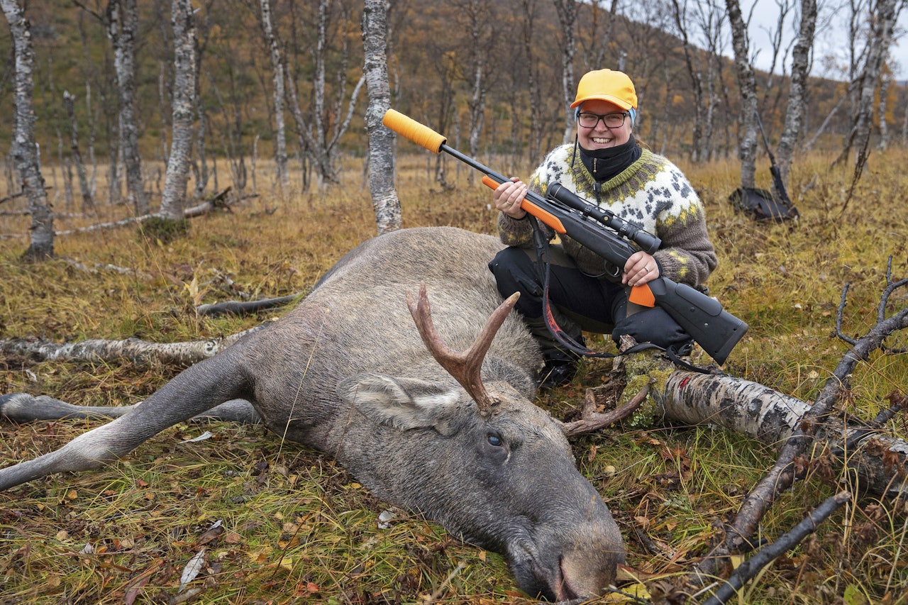 Det er først etter jegerprøven er bestått at den virkelige moroa begynner! kvinnelig jeger med rifle og første felt elg etter bestått jegerprøve