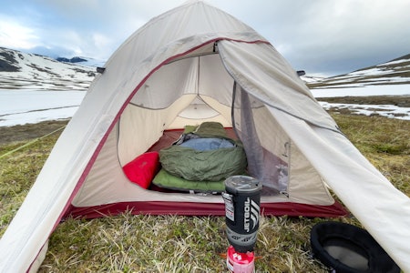NATURHIKE CLOUD UP 2: Lettvektsteltet Cloud Up 2 har grei plass for en, men det blir litt trangt ut mot sidene med to i lettvektsteltet. Naturehike Cloud Up 2 telt til test på vidda