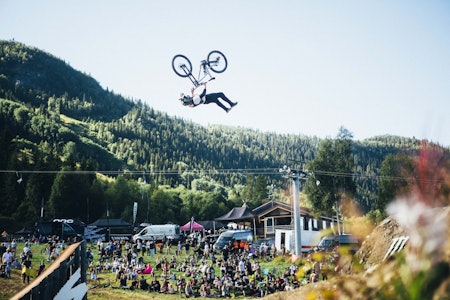 OPP-NED: Syklistene dro på under Fest Series-arrangementet på Huckfest Bike Festival. Foto: Kristoffer H. Kippernes. huckfest bike festival 2022