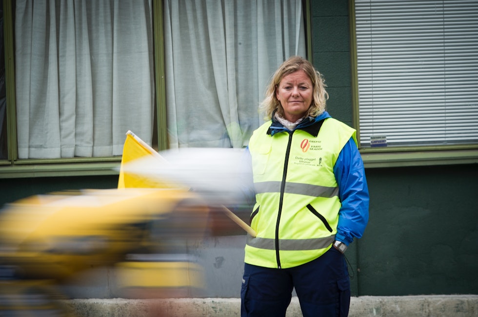 GLEM DET: Denne løypevakten passet på en parkeringsplass under Tour des Fjords i 2014. Skal hun gjøre det samme i 2018 må hun først ta et nitimerskurs. 