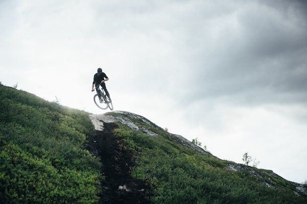 LOKAL FLYGNING: Skal du bare sykle ett sted på Oppdal, er Raudhovden en ganske het kandidat med sine flytstier. Einar Vik meldes inn for landing på stien Maurtråkket. stisykling tips Oppdal