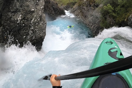 PÅ KANTEN: I fossen ved Middalsbu jublar Eirik i bassenget, medan Dag strammar grepet om åra. Foto: Dag Sandvik PÅ KANTEN: I fossen ved Middalsbu jublar Eirik i bassenget, medan Dag strammar grepet om åra. Foto: Dag Sandvik