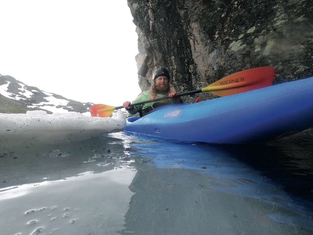Is: Martin fann til slutt vegen mellom isflaka på Holmavatnet. Foto: Dag Sandvik
