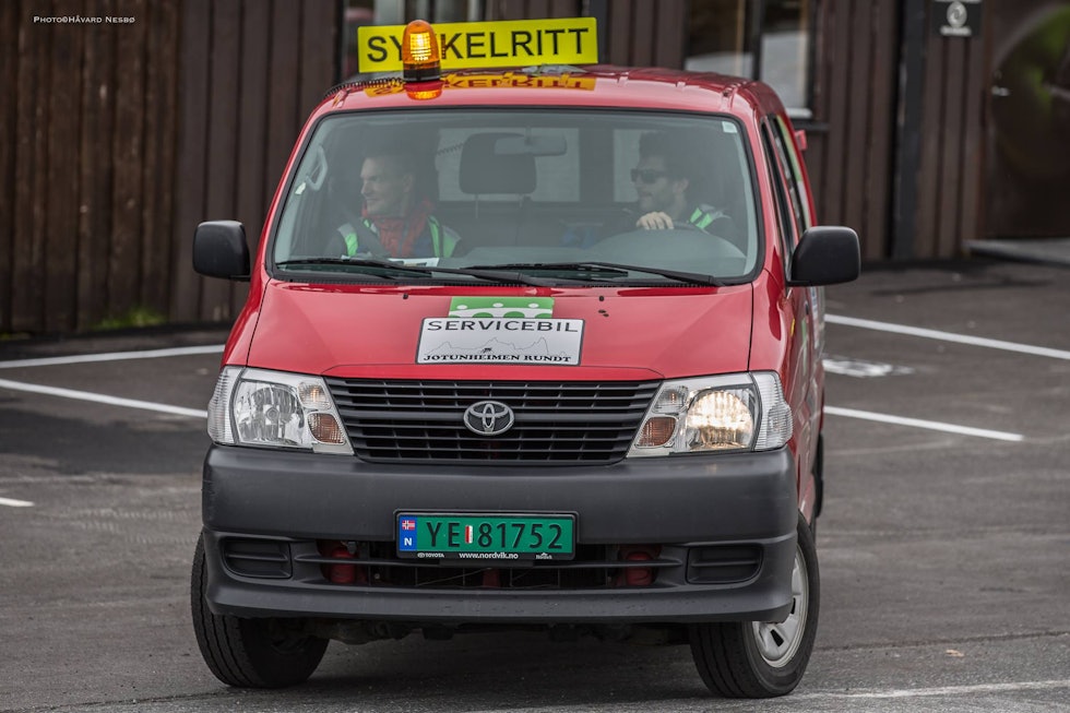 OPPLEGG: Arrangørene har flere servicebiler som følger rittet tett. Oppfølgingen merkes godt blant deltagerne. Foto: Håvard Nesbø.
