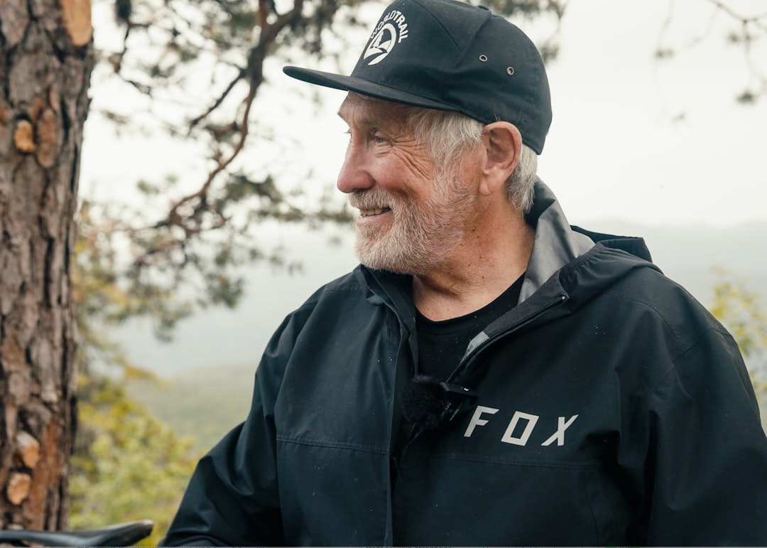 BAKMANN: Sykkelegenden Glen Jacobs har hatt med seg et team på 14 pers fra Wordl Trails for å bygge opp nettverket i Høgevarde. Foto: Mland Pictures