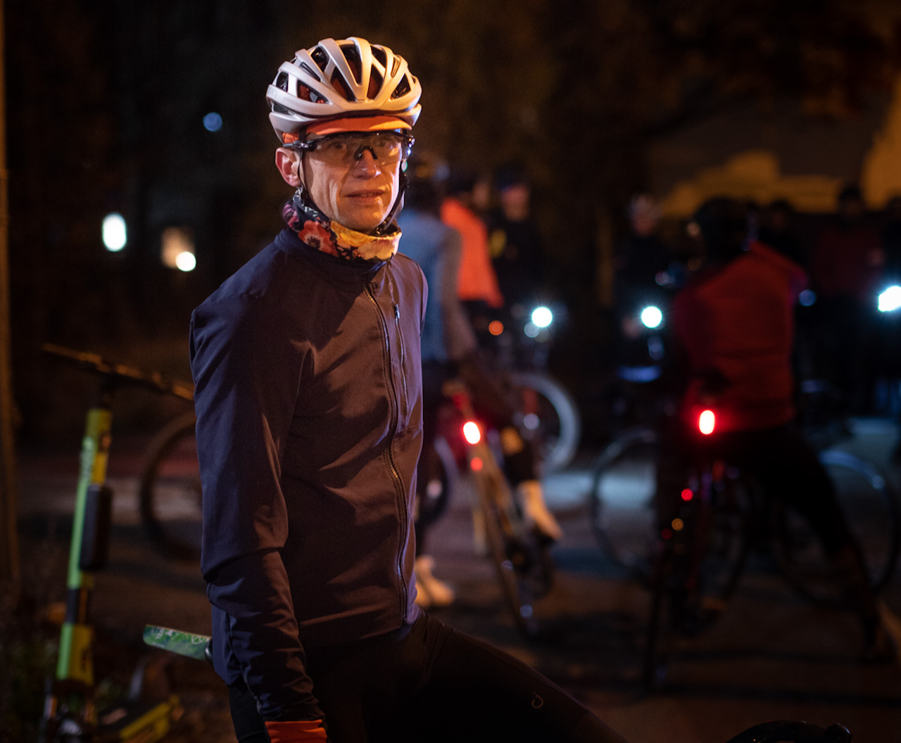 KOMMENTERER: Hans Flensted-Jensen, primus motor i Oslo Dawn Patrol, deler sine tanker om utfordringene i norsk sykkelsport. Foto: Henrik Alpers