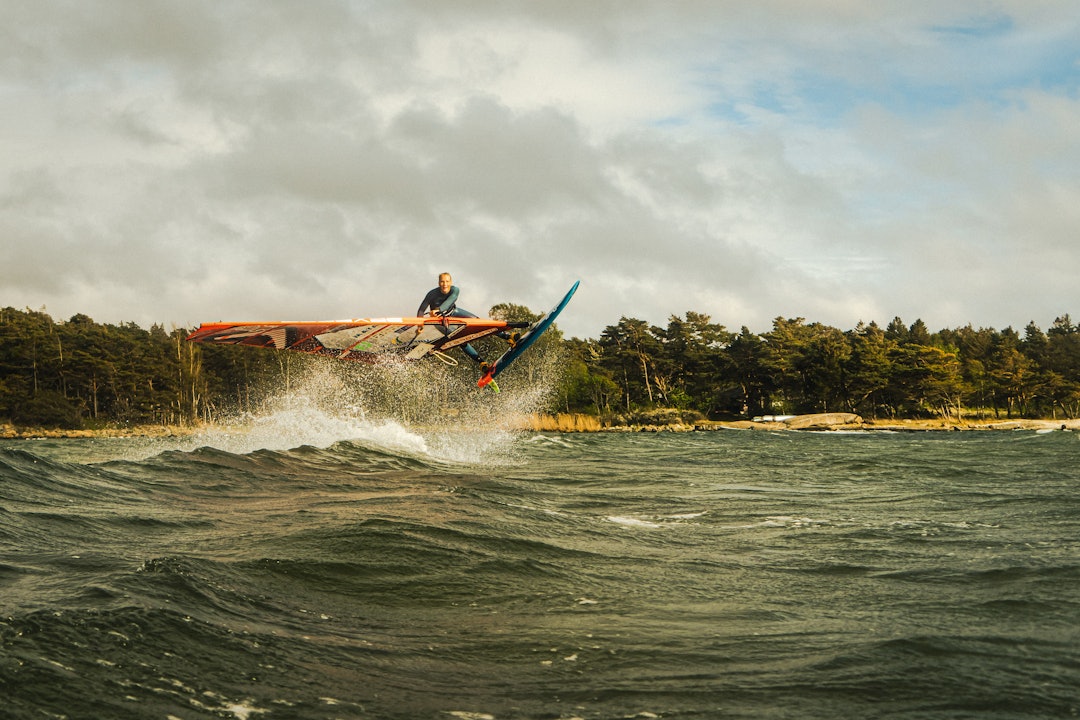 FREESTYLER: Oda Johanne Stokstad Brødholt har hatt en formidabel utvikling innen freestyle windsurfing. Hun plasserer seg stort sett på pallen i alle konkurranser. Vanligvis er andreplassen reservert til henne, bak den umulige Sarah Quita Offringa fra Aruba. Likevel er det ikke alltid så mye som skiller de når de møtes til dyst. Her demonstrerer Oda en «shaka» på Ørekroken på Hvaler.