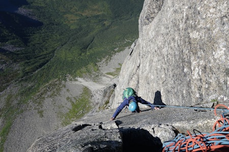 SNART OPPE: Ralph nærmer seg utsteget. Miniriss og ørsmå kvarts-krystaller. SNART OPPE: Ralph nærmer seg utsteget. Miniriss og ørsmå kvarts-krystaller.