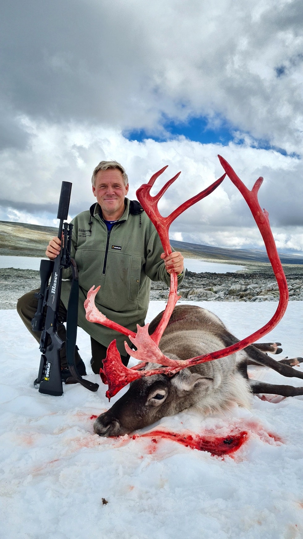 STORBUKK: Attpåtil to storbukker falt på en og samme isbre. (Foto: Thomas Laugen) STORBUKK: Attpåtil to storbukker falt på en og samme isbre. (Foto: Thomas Laugen)
