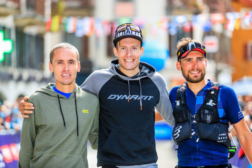 DET STØRSTE:  I fjor vant Sebastian TDS -løpet i UTMB, som er 120 kilometers-versjonen og en mest tekniske løypa av de de ulike distansene i UTBM-karusellen. Det var en sterk, personlig opplevelse. Siden 2013 har livet i to omganger handlet om å bli kreftfri. Etter at Krogvig kom i mål, ble løpet avbrutt fordi en tsjekkisk løper hadde falt og omkom, og 1200 løpere måtte snu uten å fullføre. Her sammen med franskmennene Benoit Girondel og Joyeux-Bouillon etter målgang i 2021. Foto: Frank Oddoux/UTMB sebastian krogvig
