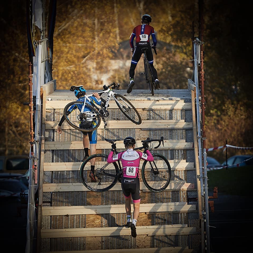 MEGATRAPP: Studentcross la stor innsats ned i løype og arena, blant annet med en enorm, fryktet trapp. Foto: Tage Solberg.