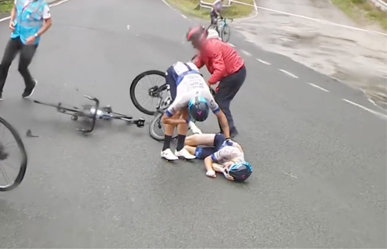 HARDT I BAKKEN: Carl Fredrik Hagen ble liggende på bakken og skrek i smerte etter velten, men fullførte likevel etappen. Foto: Skjermdump Eurosport