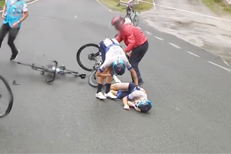 HARDT I BAKKEN: Carl Fredrik Hagen ble liggende på bakken og skrek i smerte etter velten, men fullførte likevel etappen. Foto: Skjermdump Eurosport